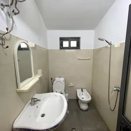 Cozy 5-bed With Balcony Holiday home Velipoje