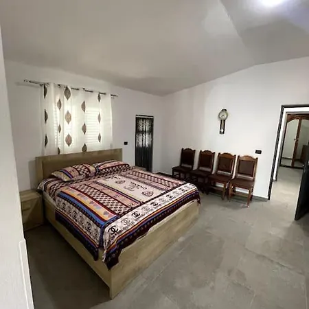 Cozy 5-bed With Balcony Velipoje