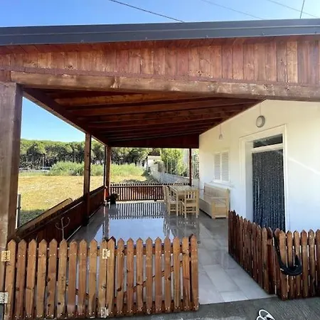 بيت للعطل Cozy 5-bed With Balcony Velipojë