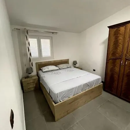 Cozy 5-bed With Balcony
